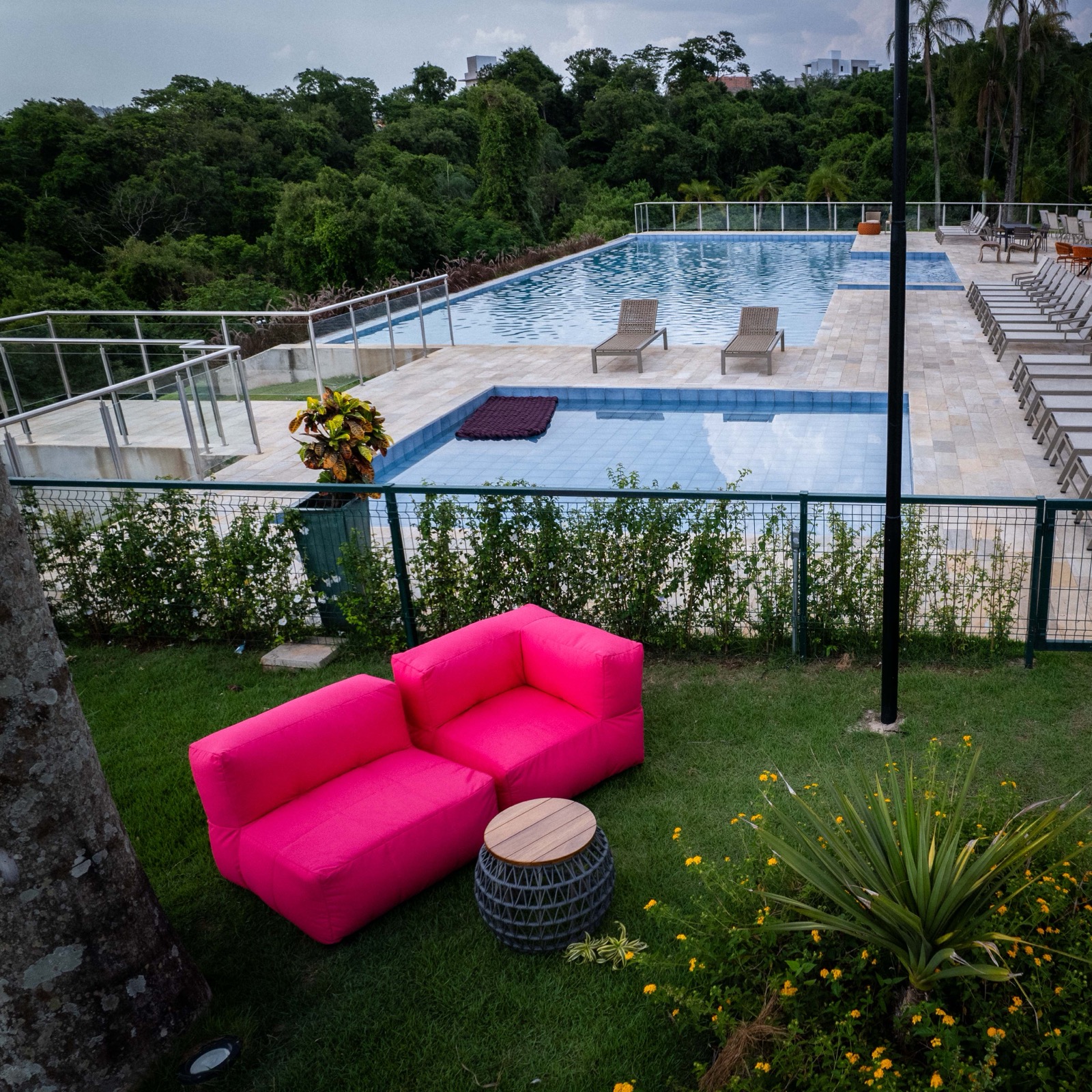 Vista aérea de una zona de piscina con lounges de Mavie