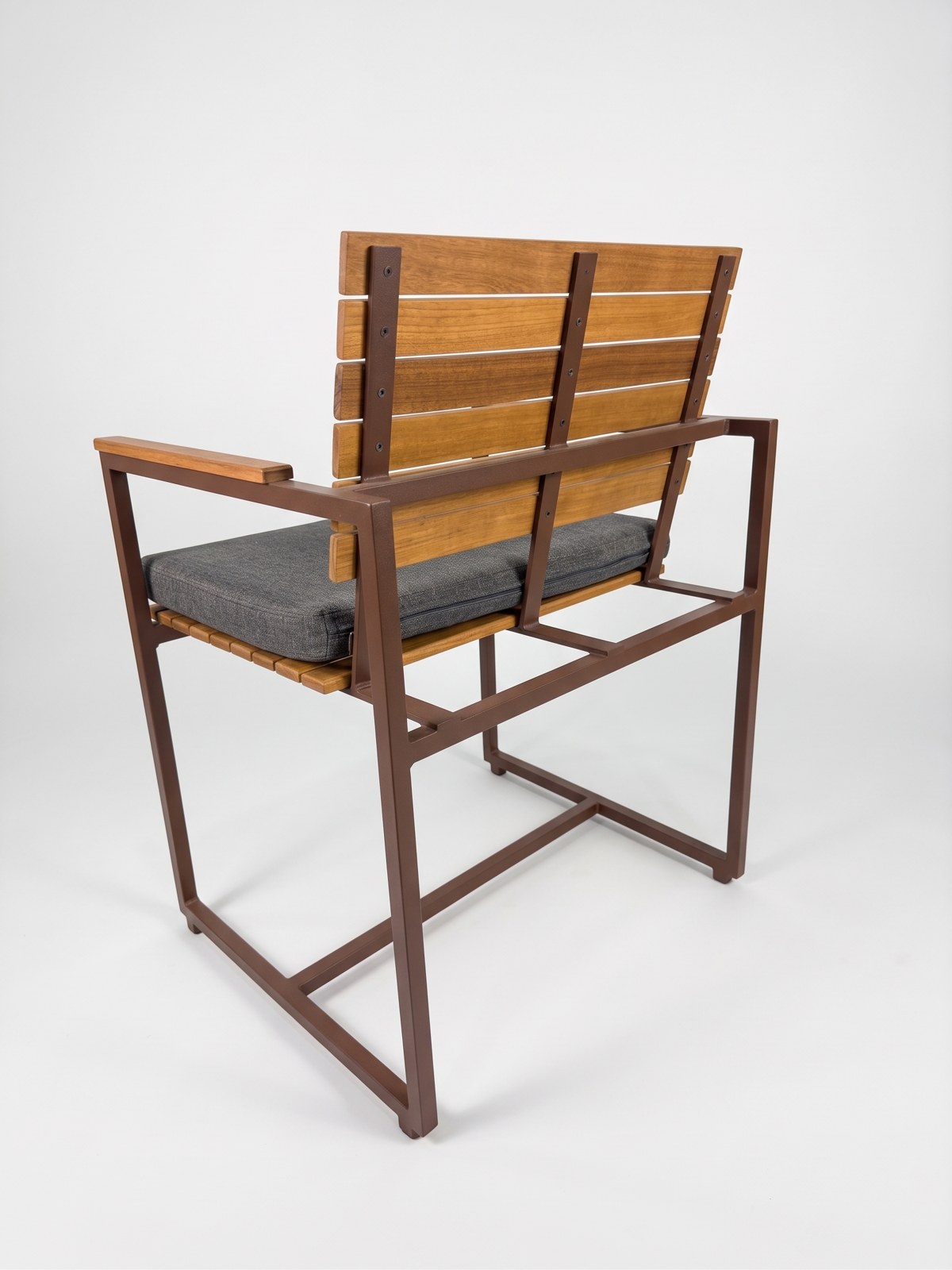 Detalle de la silla de ámbar, con nervios de madera sobre una estructura de aluminio