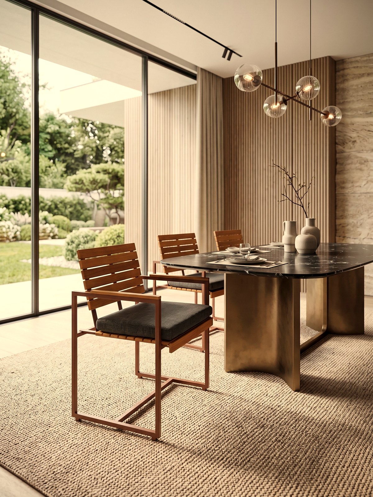 Silla Âmbar, de Estevão Toledo para la Mavie, de aluminio y madera, en una sala de comedor