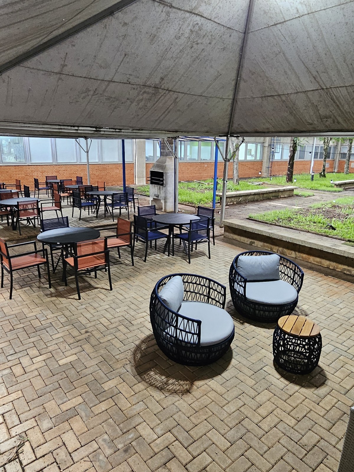 Vista general del área de convivencia corporativa de Orígeo, con muebles de Mavie