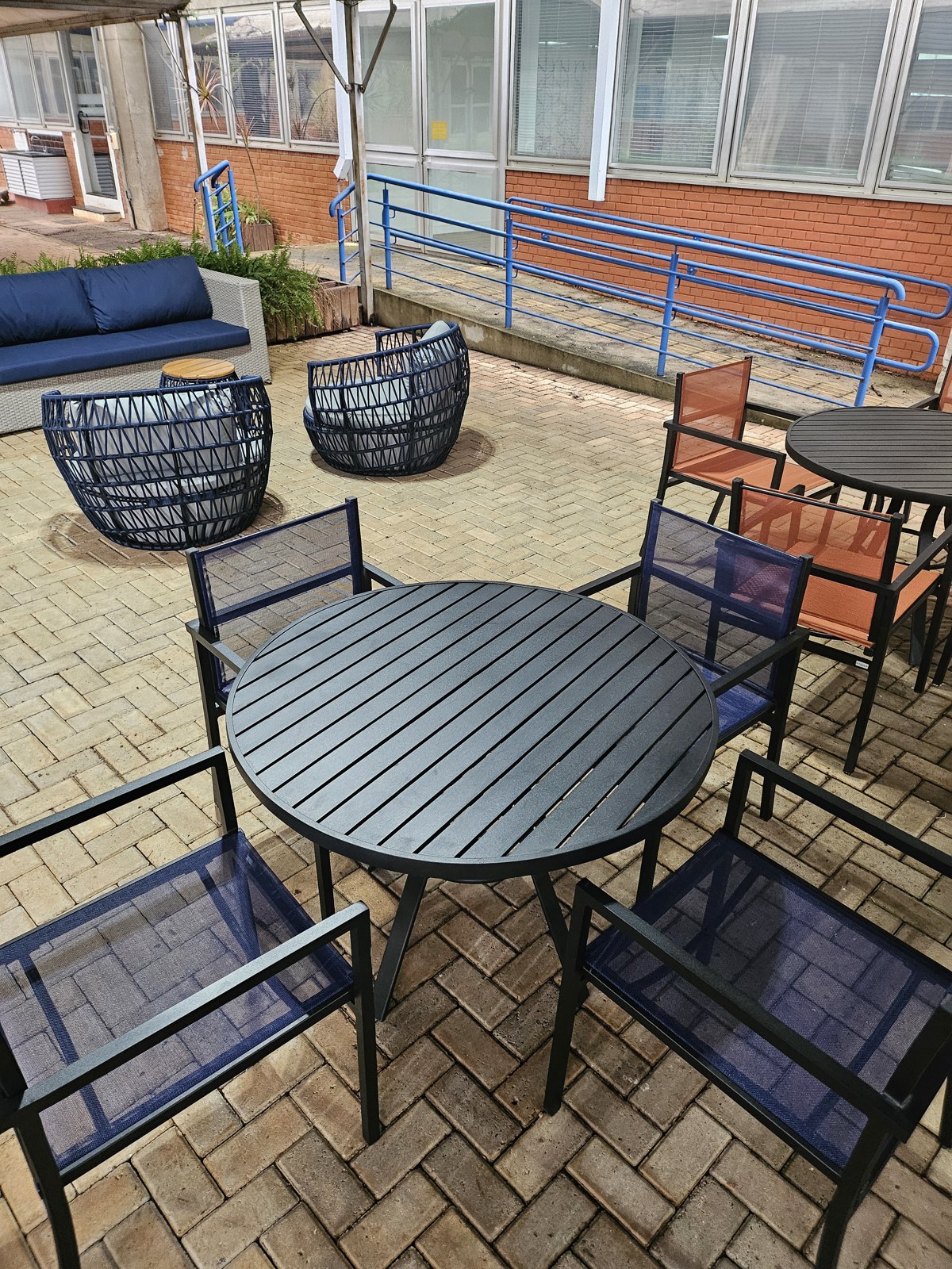 Conjunto de mesa y sillas de Mavie en la zona de convivencia de Orígeo