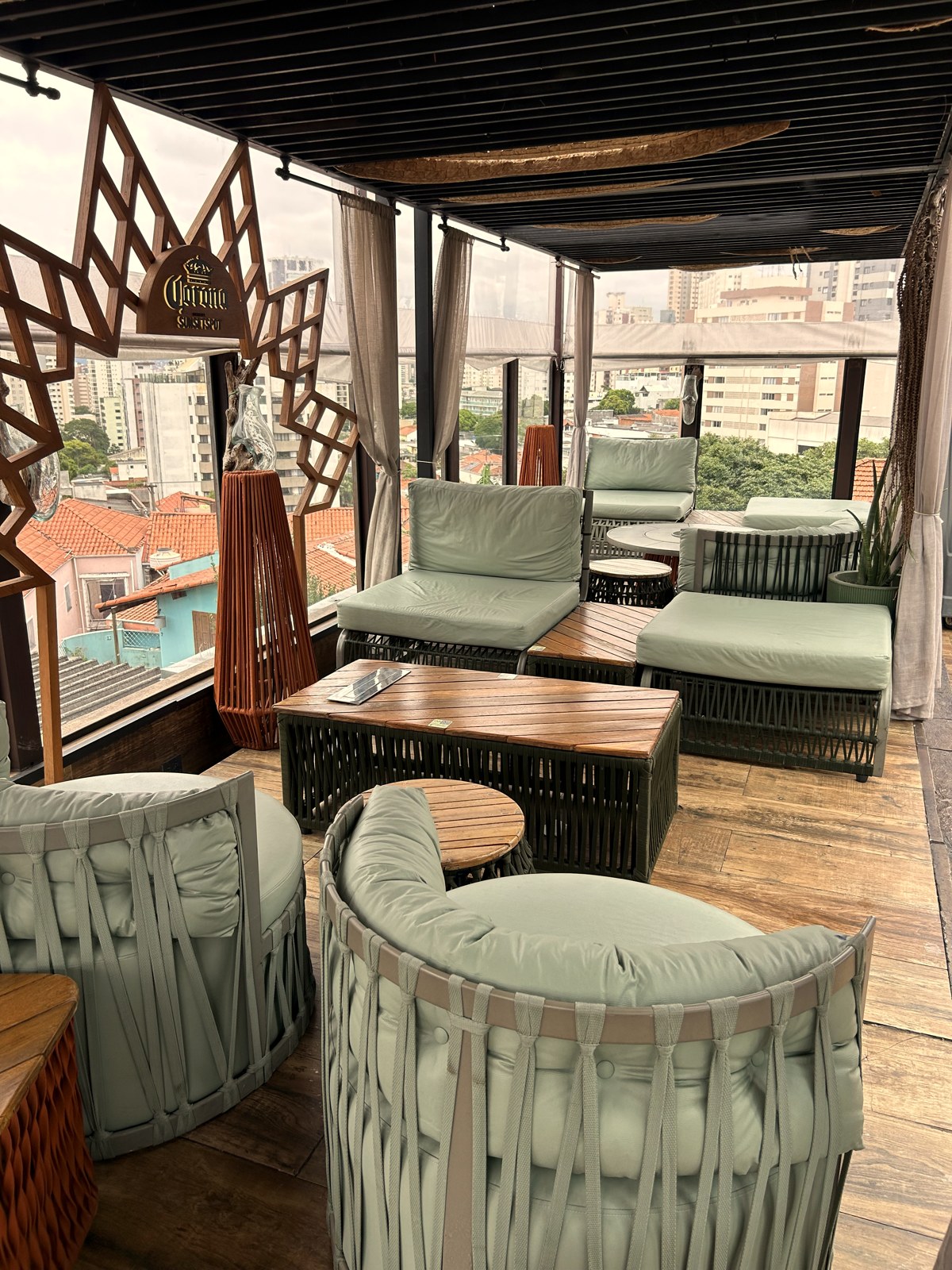 Salón con sillas de cuerda y almohadones de Mavie en el Restaurante de Una
