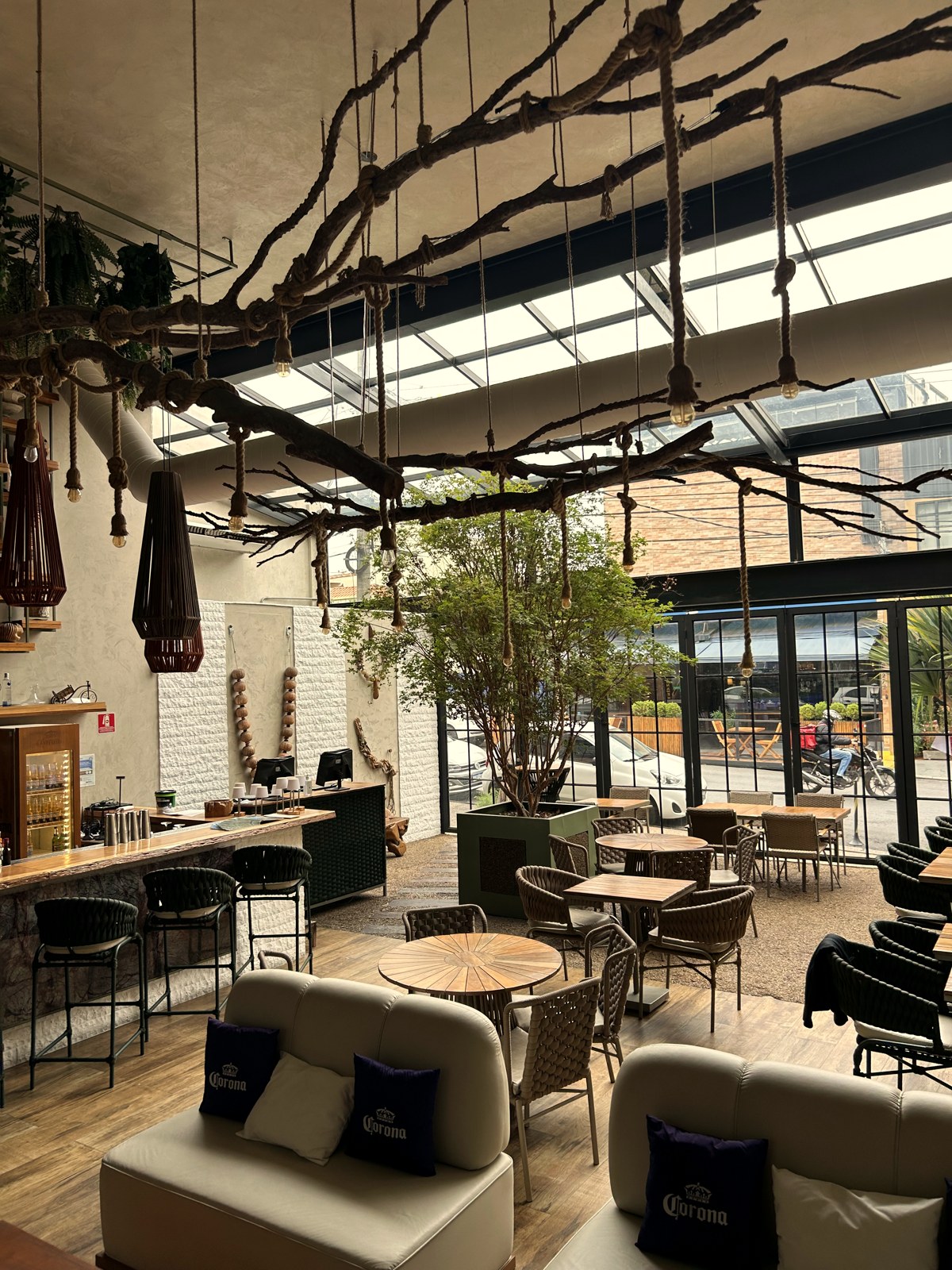 Restaurante Casa Una: mobiliario a medida en São Paulo
