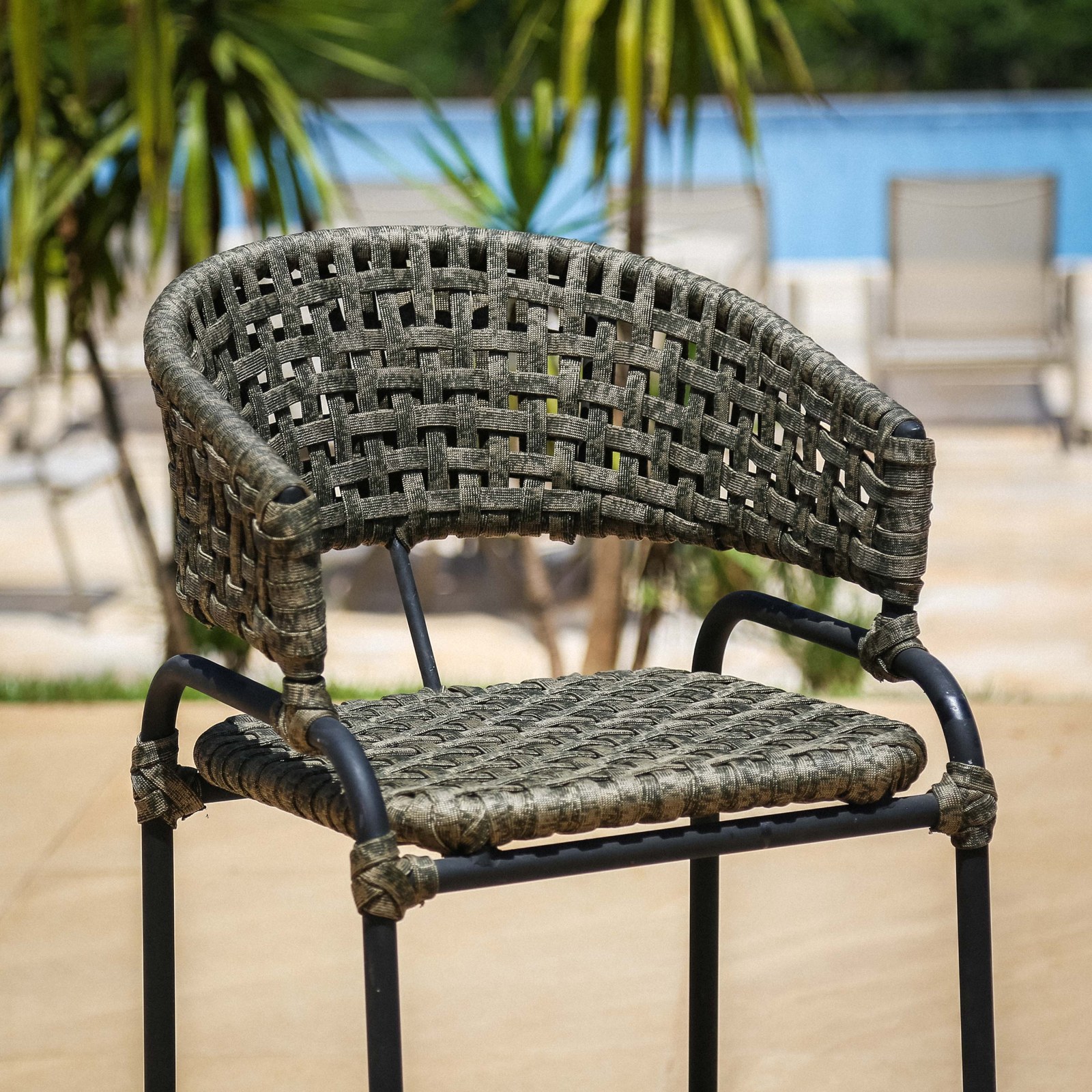 Silla de cuerda de Mavie con vistas a la piscina en el Condominio Vista Araras