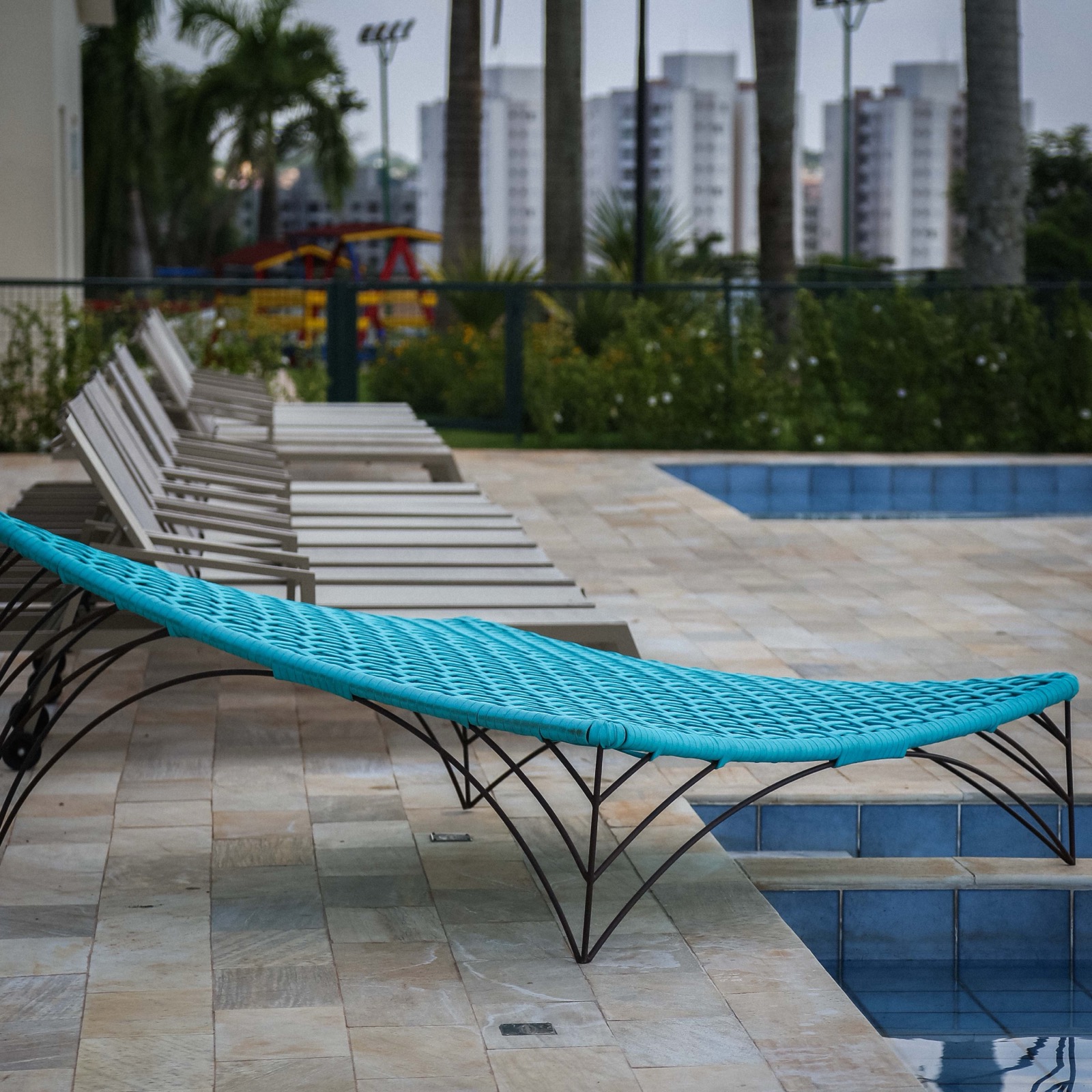 Silla de aluminio y tela azul de la marca Mavie