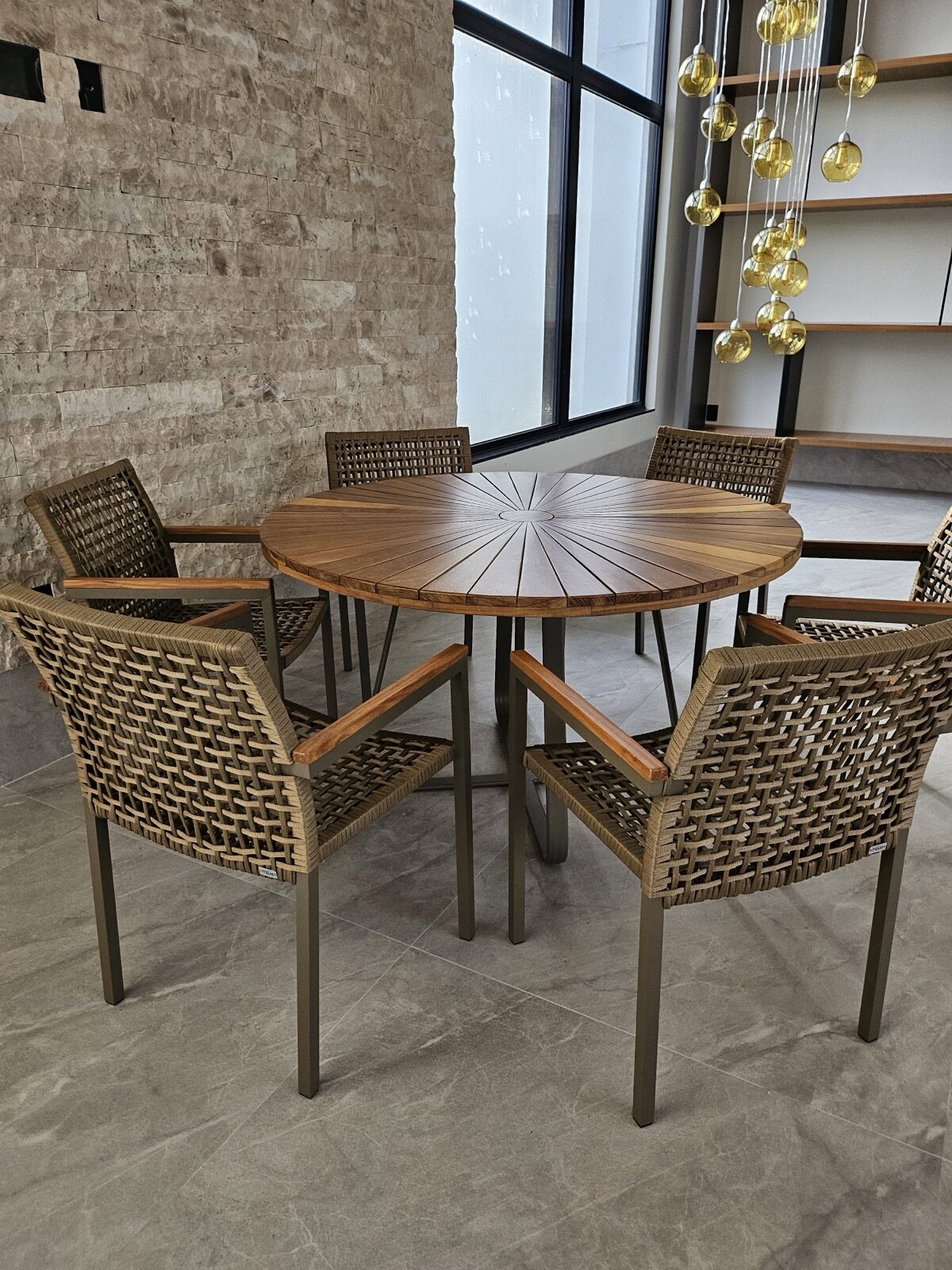 Jardín de comedor de Mavie en una zona de piscina residencial
