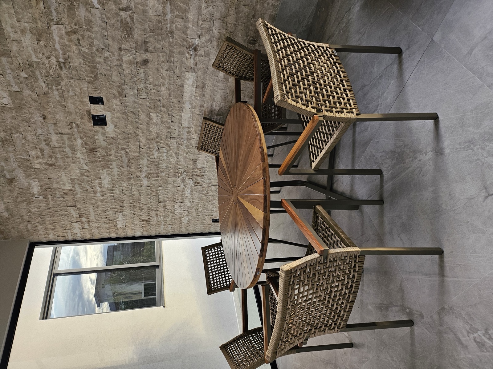Conjunto de comedor de cuerda y madera de Mavie en zona exterior