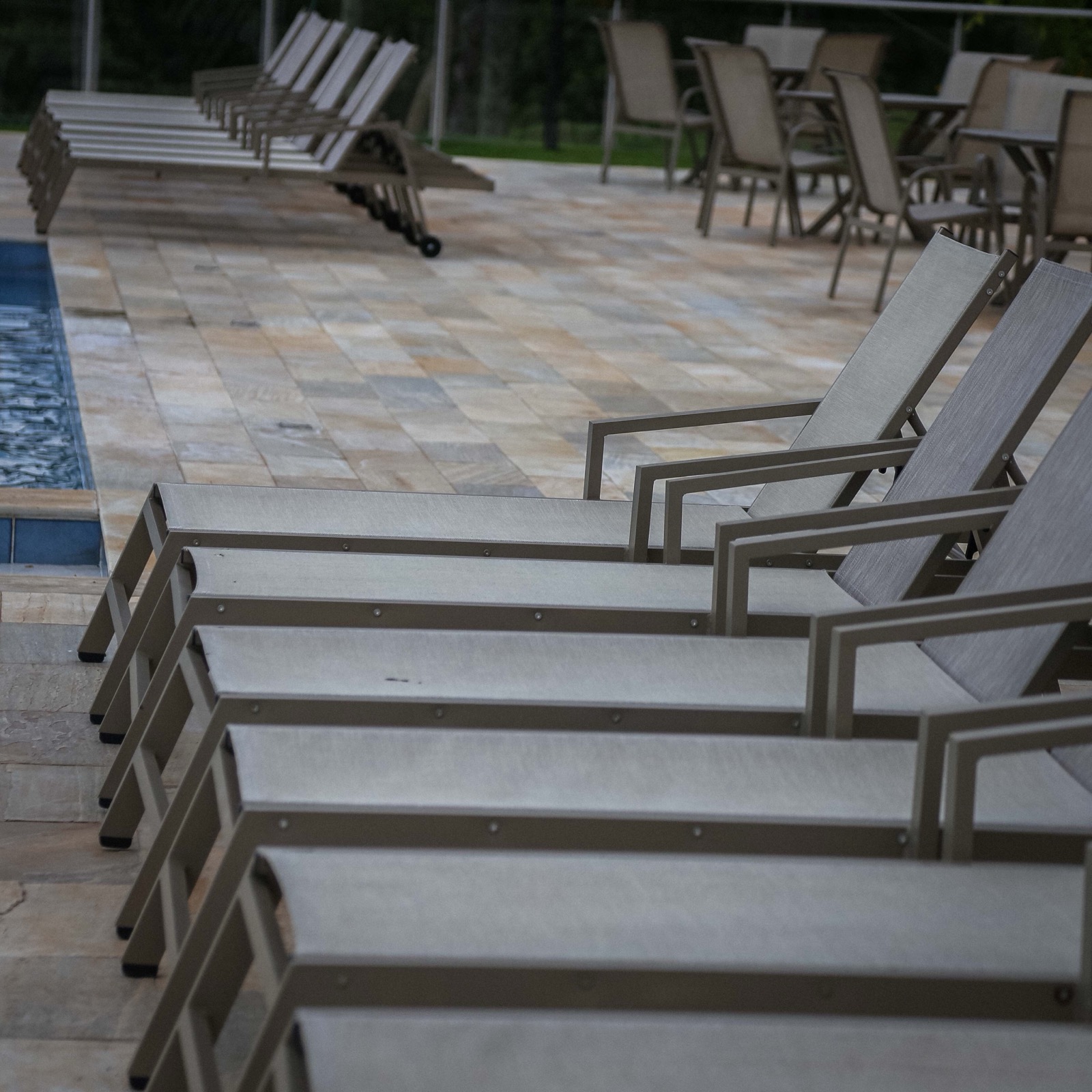 Colchones de aluminio de Mavie junto a la piscina