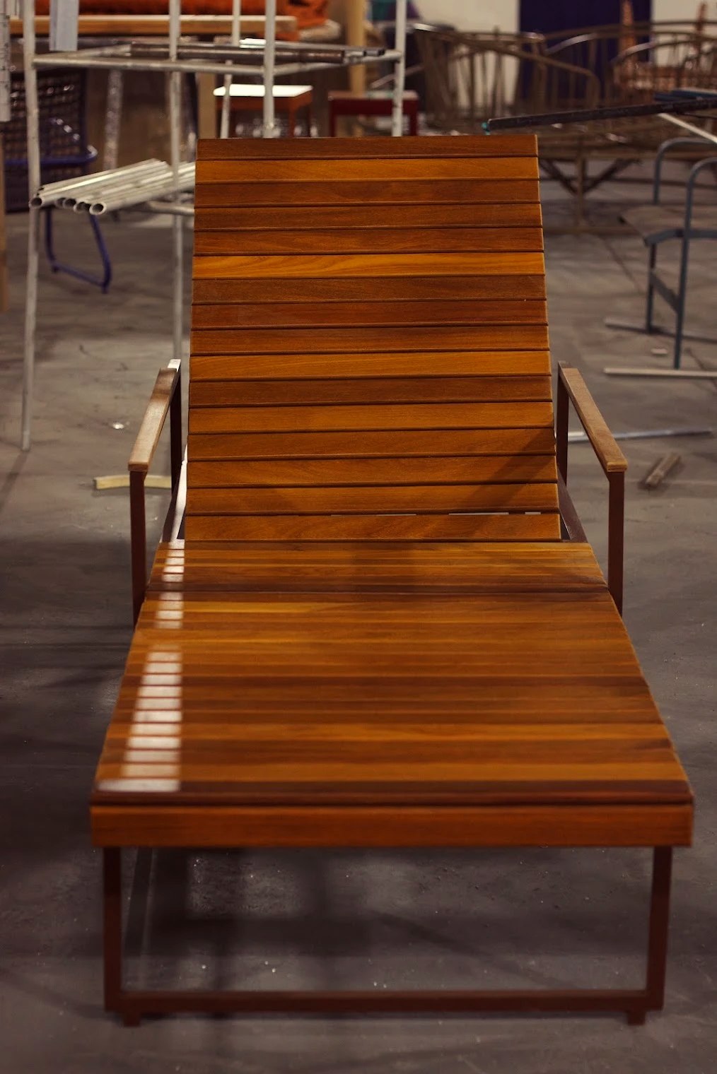 Silla de mimbre en madera en el pabellón de fabricación de Mavie
