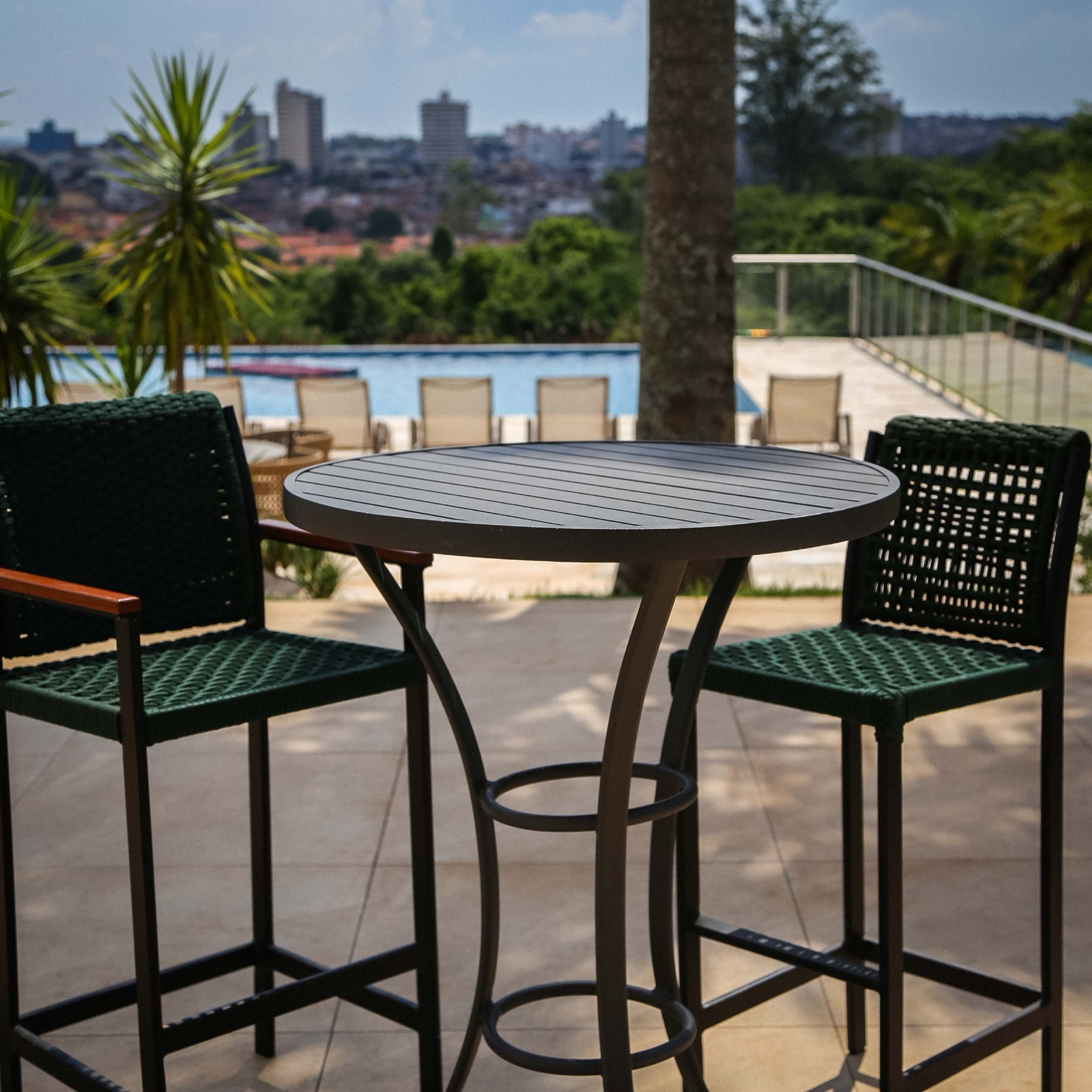 Mesa bistrô com cadeiras da Mavie em área externa