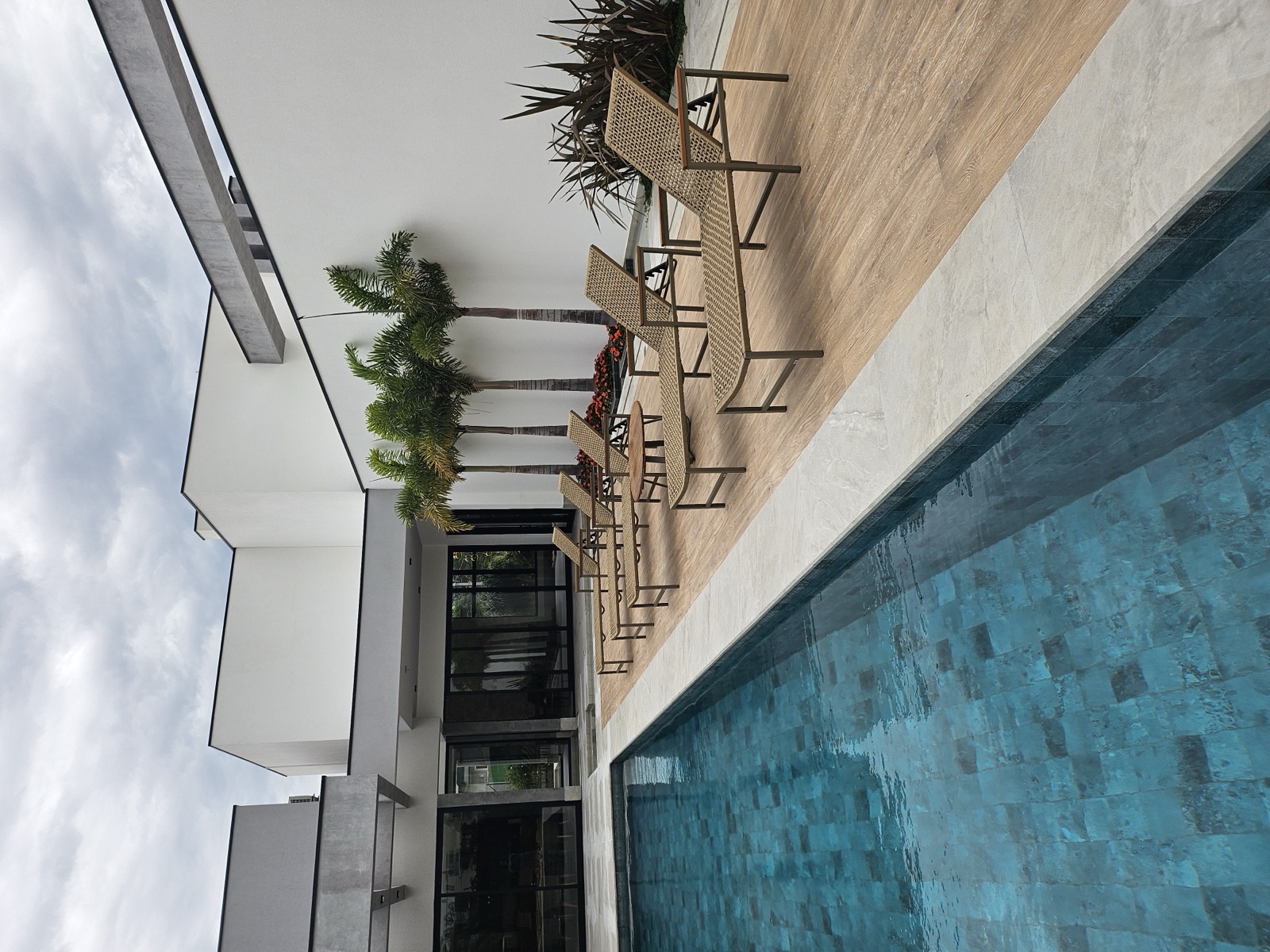 Colchones de la marca Mavie junto a una piscina residencial