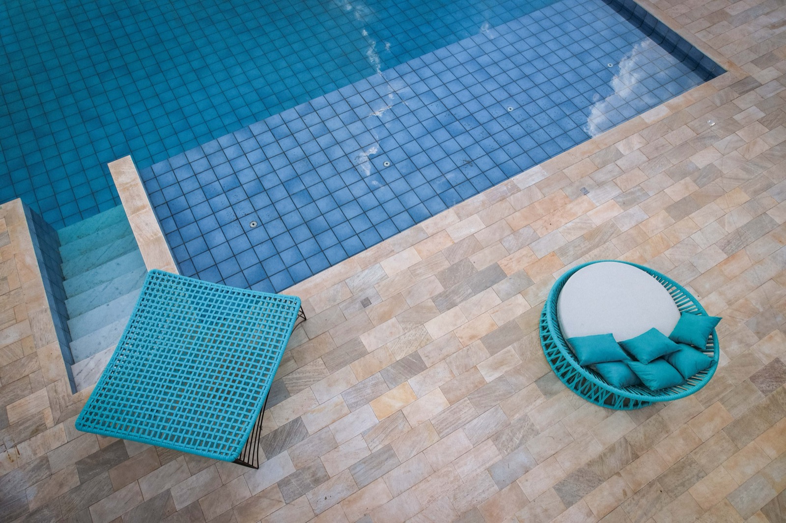 Área de piscina residencial moderna: ideas para aprovechar