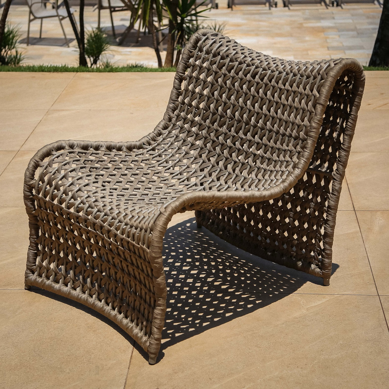 Silla de cuerda natural naval de Mavie junto a la piscina