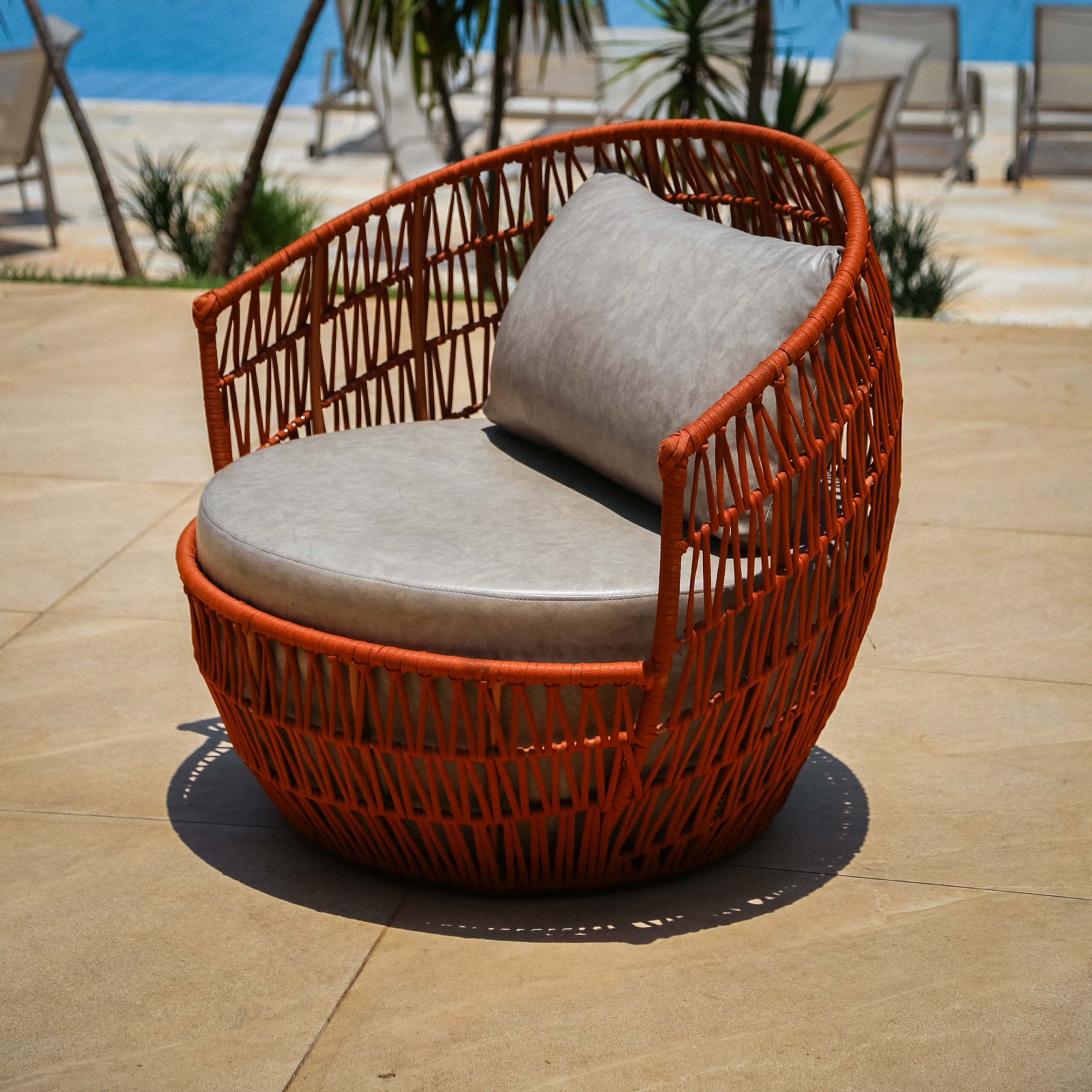 Silla redonda de cuerda marina naranja de Mavie