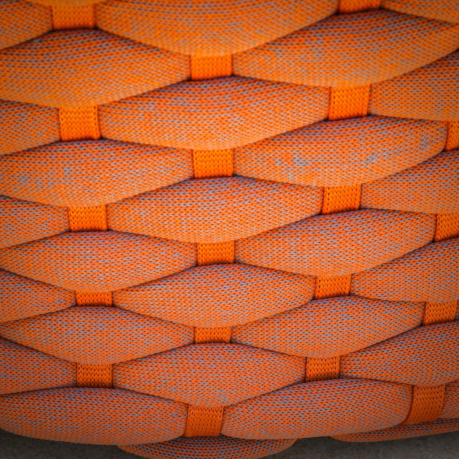Trama de cuerda náutica naranja de un mueble Mavie